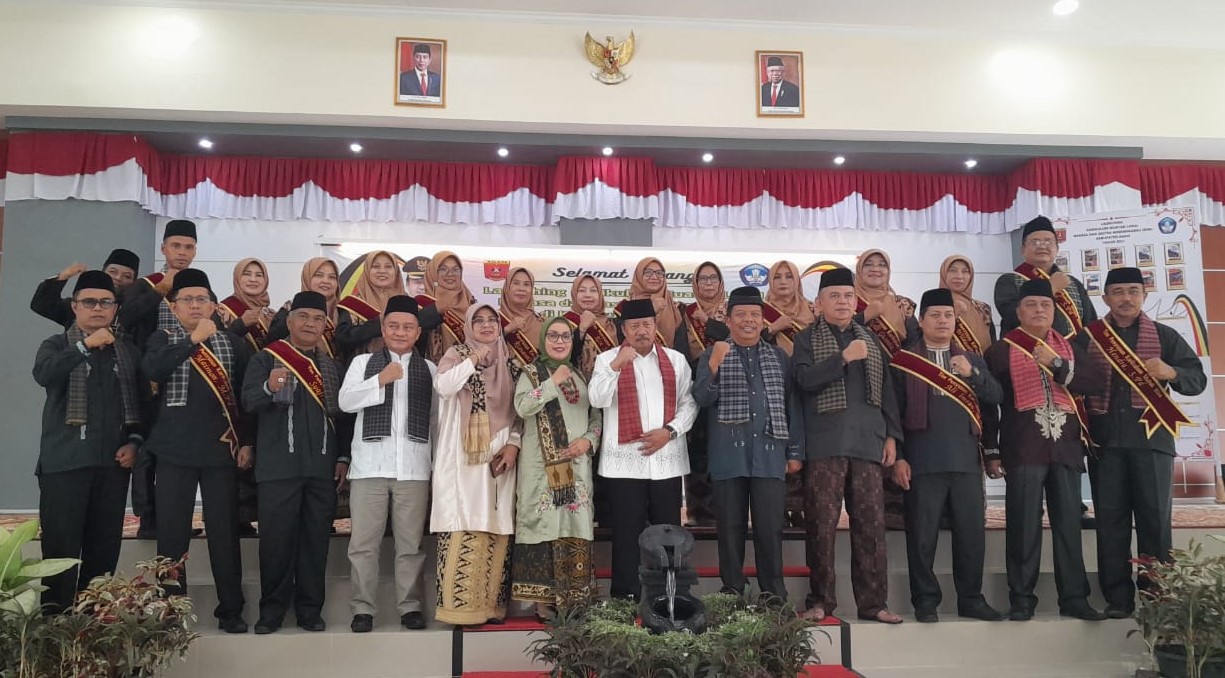 Foto bersama: Bupati Agam, Kadisdikbud, Tim Ahli Unand, dan Tim Penyusun Kurikulum dan Bahan Ajar Kurmulok BSM (21/12/2023)